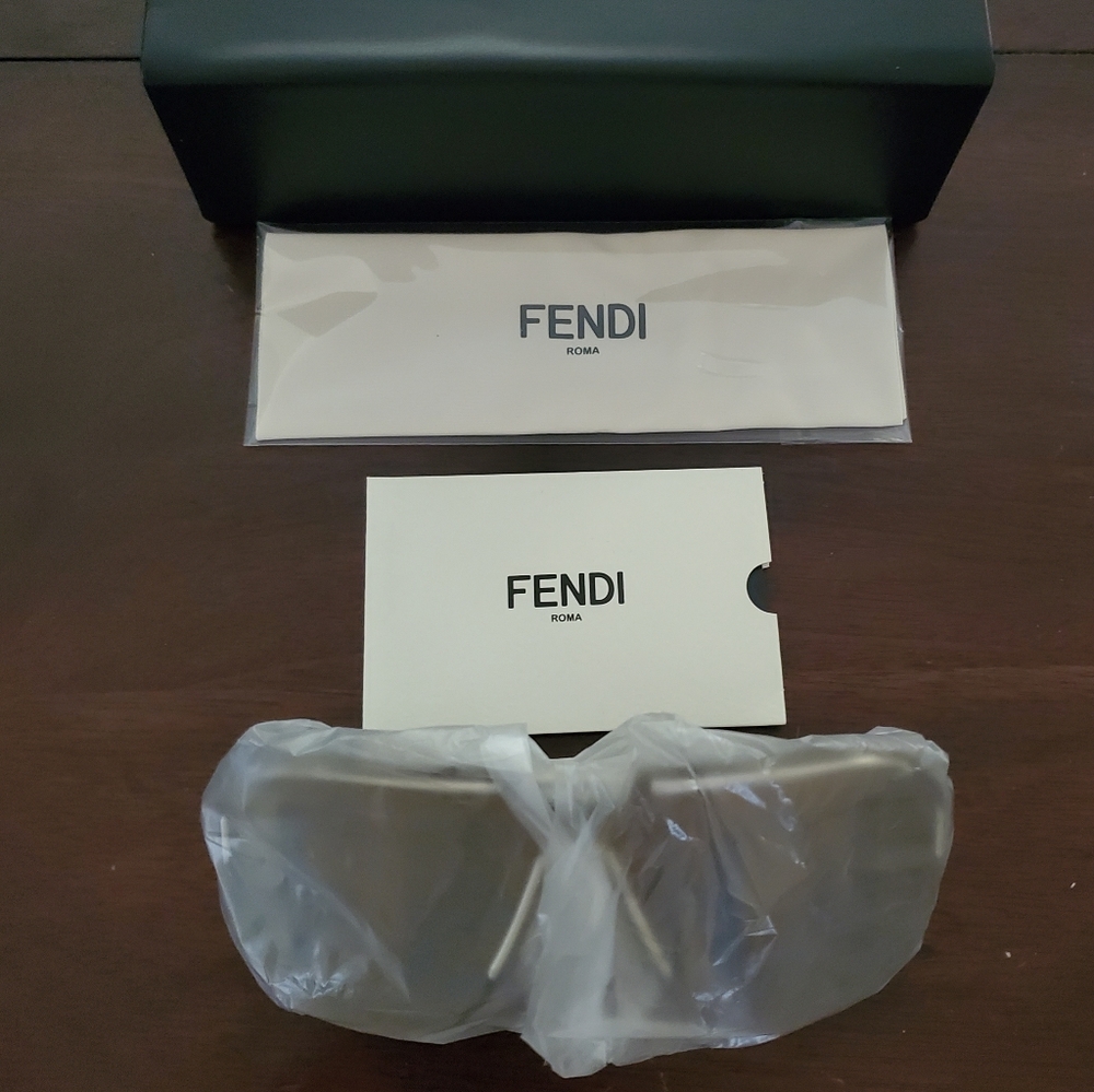 !NEW!Fendi Sunglasses.  Logo on lens
